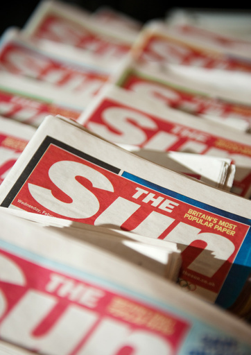 英大衆紙サン、再びトップレスモデル写真を掲載