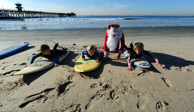波乗りサンタ、冬のロス海岸に出現