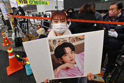 BTSのジンさん、軍に入隊 警戒態勢の基地前にファンの姿