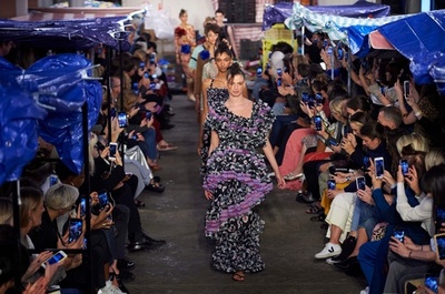 「モリー ゴダード」19年春夏コレクション発表