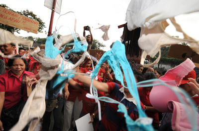 ブラ投げ捨て、トリンプ従業員ら賃上げ要求デモ