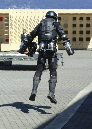 空飛ぶ「アイアンマン」スーツ、英発明家が公開