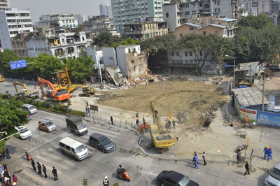 建物の底が抜けた!? 地下鉄工事現場そばで陥没事故、中国