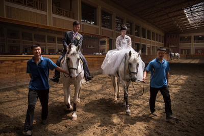 北朝鮮の乗馬スクール、馬に乗って結婚式も