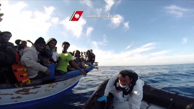 不法移民400人死亡か、リビア沖で船転覆 生存者が証言