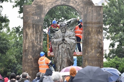 故ヨハネ・パウロ2世の像、仏広場から撤去 政教分離に違反