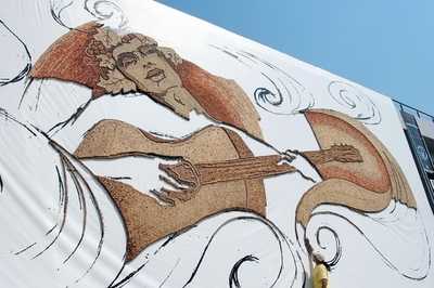 くぎ、楊枝の次はコルクのモザイクで世界記録に挑戦