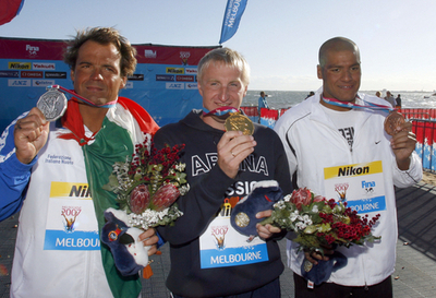 ＜第12回世界水泳選手権＞オープンウォーター、Kudinov 男子25キロメートルで優勝を果たし金メダルを獲得 - オーストラリア