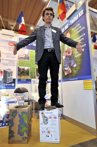 ポイ捨てできる携帯トイレに着せ替えヒール、世界の「おもしろ発明品」が大集合