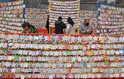 寺で新年の願掛け 韓国ソウル