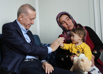 エルドアン大統領、救助遅れを謝罪 トルコ地震