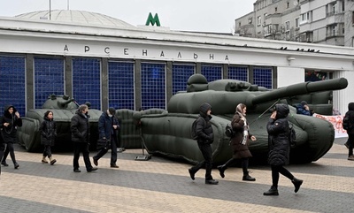 駅前に戦車!? 支払い拒否の国防省にダミー製造企業が抗議 ウクライナ