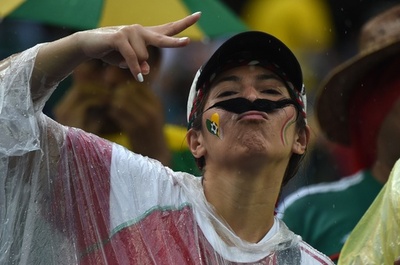 土砂降りのメキシコ対カメルーン戦、雨がっぱを2万円で買う観客も