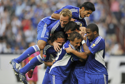 シャルケ04 ボーフムに快勝しVfLボルフスブルクと並び首位に