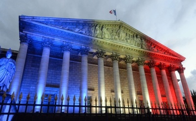 トリコロール色の仏国会議事堂、革命記念日前夜 パリ