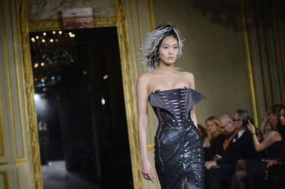 花とカラフルなドレスで祝う10周年、「アレクシ・マビーユ」15年春夏オートクチュール