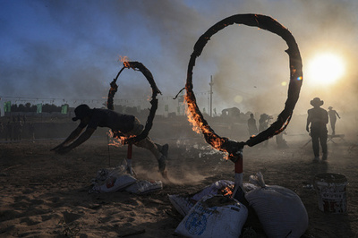 【今日の1枚】灼熱の訓練、火の輪をくぐる パレスチナ自治区