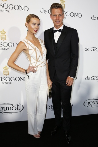 ベルディハ、恋人を連れて仏カンヌで行われたパーティーに登場