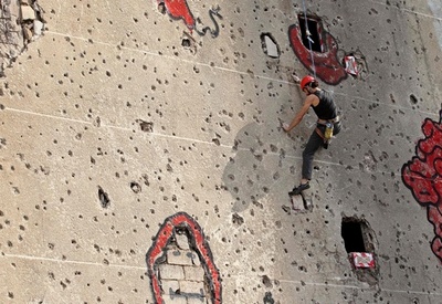 砲撃や銃撃の痕でスポーツクライミング大会、レバノン