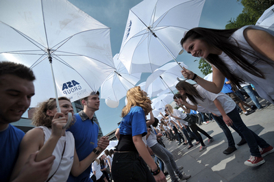 同時に踊るギネス記録を更新、欧州90都市で3万人