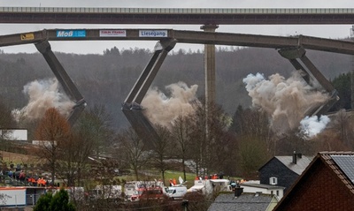 老朽化した高架橋を爆破解体、ドイツの高速道路