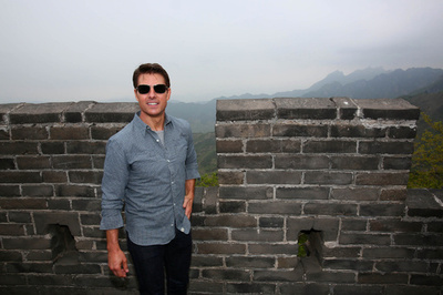 トム・クルーズ、万里の長城ではしゃぎ気味