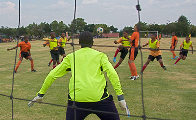 未来のサッカー選手に学校教育、南アで新たなプログラム