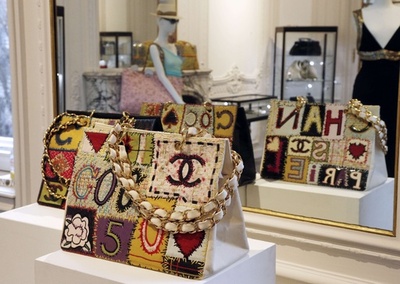 「シャネル」のバッグなど約3000点が競売に、仏