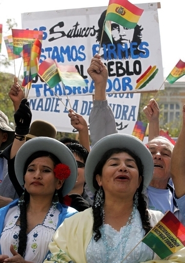 「偽の三つ編み」で美人コンテスト優勝取り消し