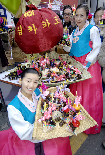 幸運を招くカゴに入ったチョコを無料配布、韓国