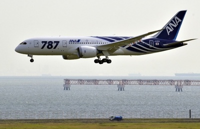 B787、世界で運航停止に アナリストはボーイングの対応を注視