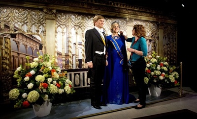 王妃の衣装に注目、オランダのマダム・タッソーで国王夫妻のろう人形公開