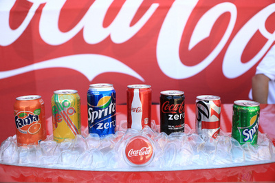 「人工甘味料は安全」、コカ・コーラが全米で広告キャンペーン