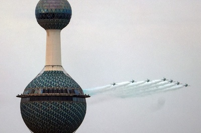 独立・解放記念日に儀礼飛行 クウェート