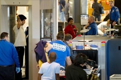 裸同然の画像表示する全身スキャナー、米空港から撤去へ