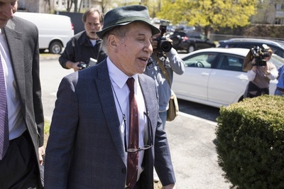 P・サイモンとE・ブリッケル夫妻、夫婦げんかで逮捕