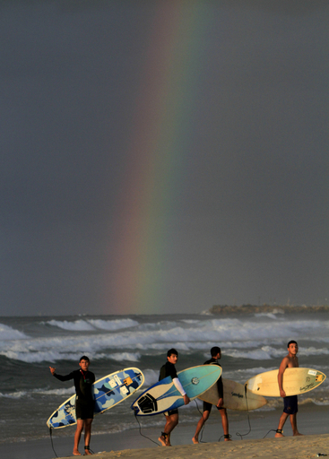 紛争地にかかる虹、若者ら何思う？ガザ海岸の夕景