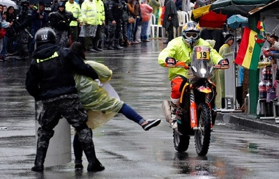 ダカール第6ステージでデモ隊が抗議行動、ボリビア政府への不満が噴出