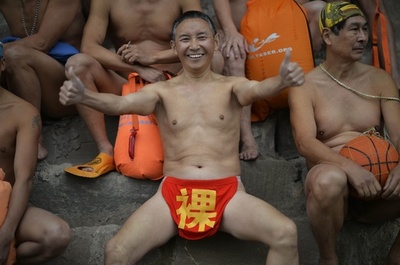 中国で裸の寒中水泳、100人超が参加