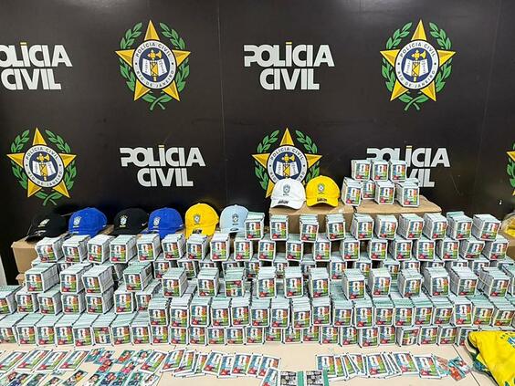 偽造サッカーW杯ステッカーや偽ユニホームを押収、ブラジル警察