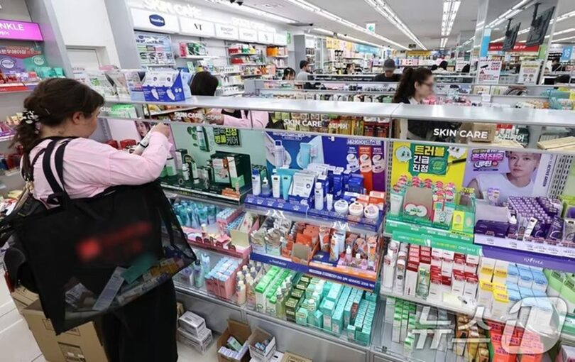 ソウル市内の生活用品店に並ぶ化粧品売り場＝2026年3月29日 (c)news1