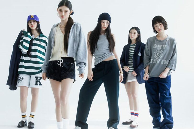 NewJeansのミンジ(一番左)が着た製品がミン・ヒジン代表が着たファッションと類似し、話題を集めている=NewJeansホームページキャプチャー(c)NEWSIS