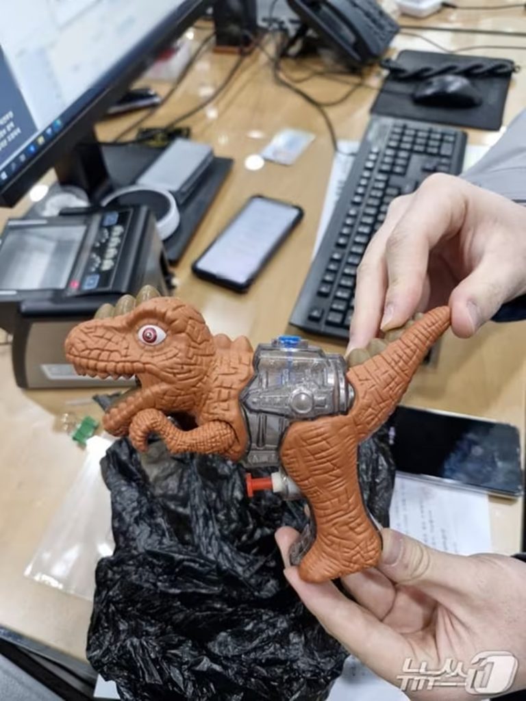 銀行強盗未遂事件で使用された恐竜型の水鉄砲＝釜山・機張警察署提供(c)news1