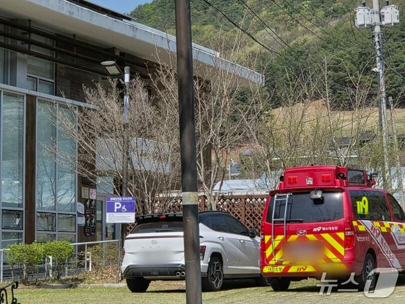 15日、大田のある村の会館前に停車するオオカミ捜索チームが乗ってきた車両(c)news1