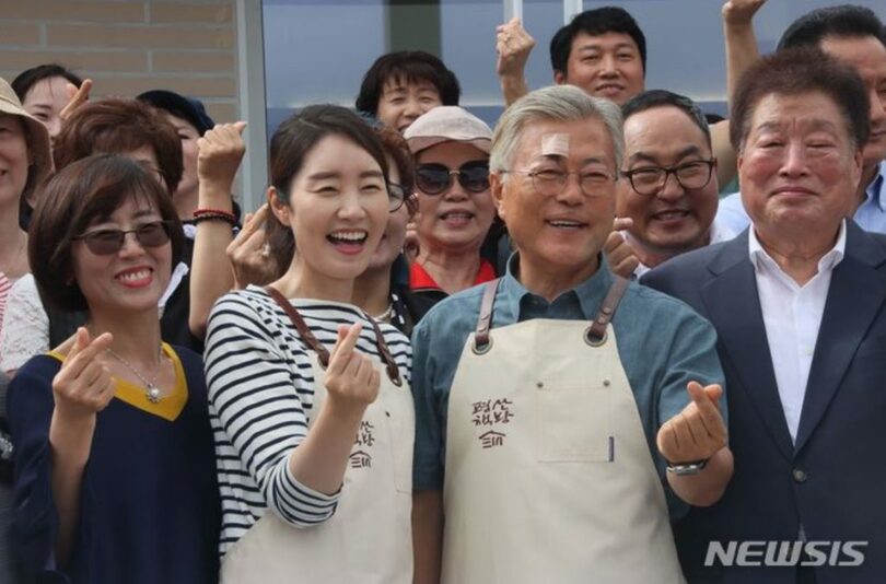 共に民主党のカン・ソンウ議員が1日、平山本屋を訪問したとし、ムン・ジェイン（文在寅）前大統領と撮った写真をソーシャルメディアに載せた（写真=フェイスブック）(c)NEWSIS