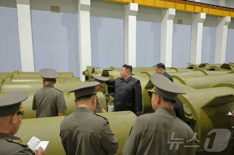 ミサイルの生産状況を視察する北朝鮮のキム・ジョンウン（金正恩）朝鮮労働党総書記＝労働新聞(c)news1