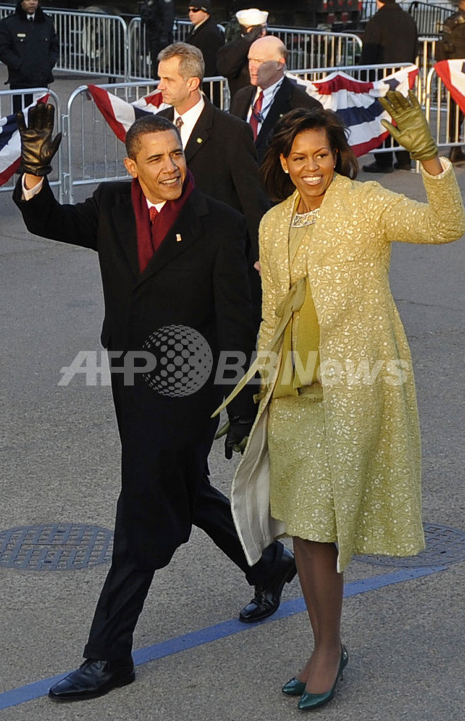 ミシェル米大統領夫人 トレド のドレスに ジミー チュウ の靴で就任式に登場 写真13枚 国際ニュース Afpbb News