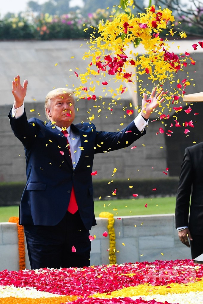 インド公式訪問中のトランプ夫妻、ガンジー廟を訪問