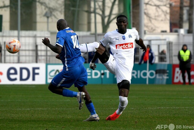 DFバイリー、危険な足裏タックルで相手を病院送りに フランス杯