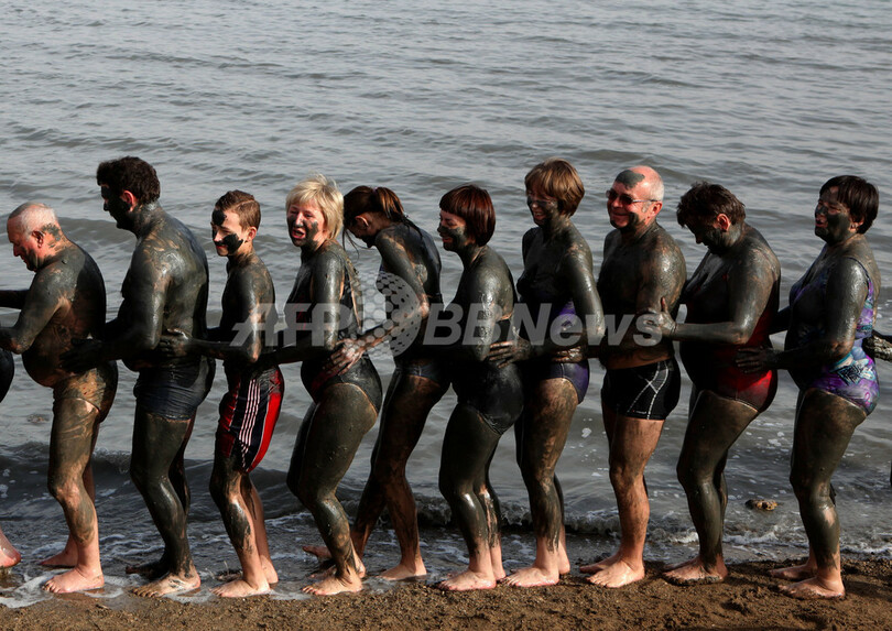 死海で泥パックに新聞 欧州の観光客が陽気を満喫 写真5枚 国際ニュース Afpbb News